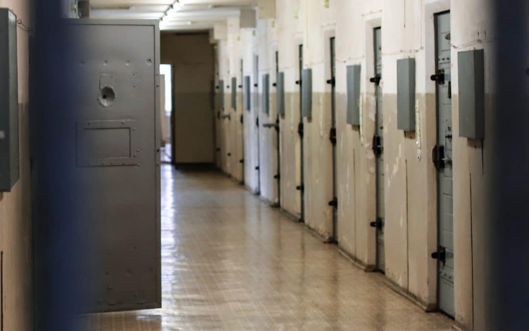 Il Sovraffollamento Delle Strutture Penitenziarie: Problematiche, Profili Risolutivi Sfumati  Ed Amare Riflessioni